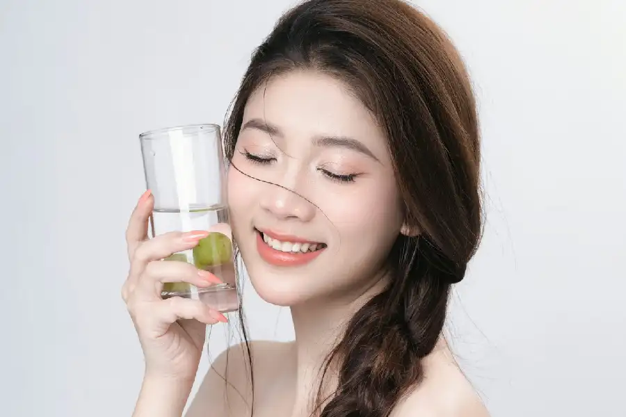 Ilustrasi menjaga cairan dalam tubuh dengan mengkonsumsi air putih (foto: Hoai Thanh/unsplash)