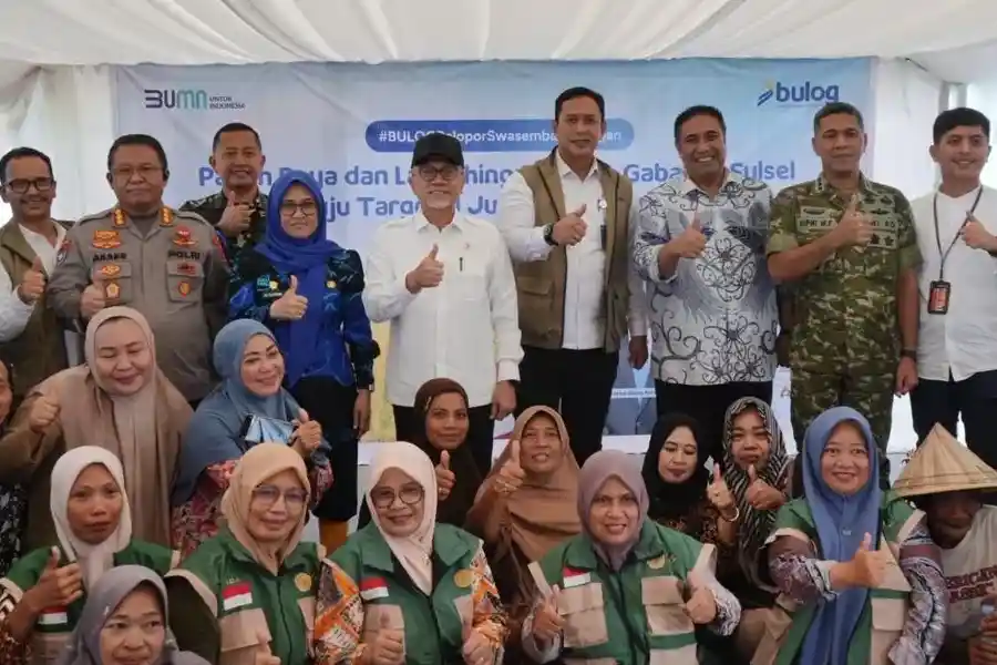 BULOG menggelar panen raya di Maros, Sulsel, menandai percepatan serapan gabah petani untuk mendukung target 4 juta ton beras nasional 2026.